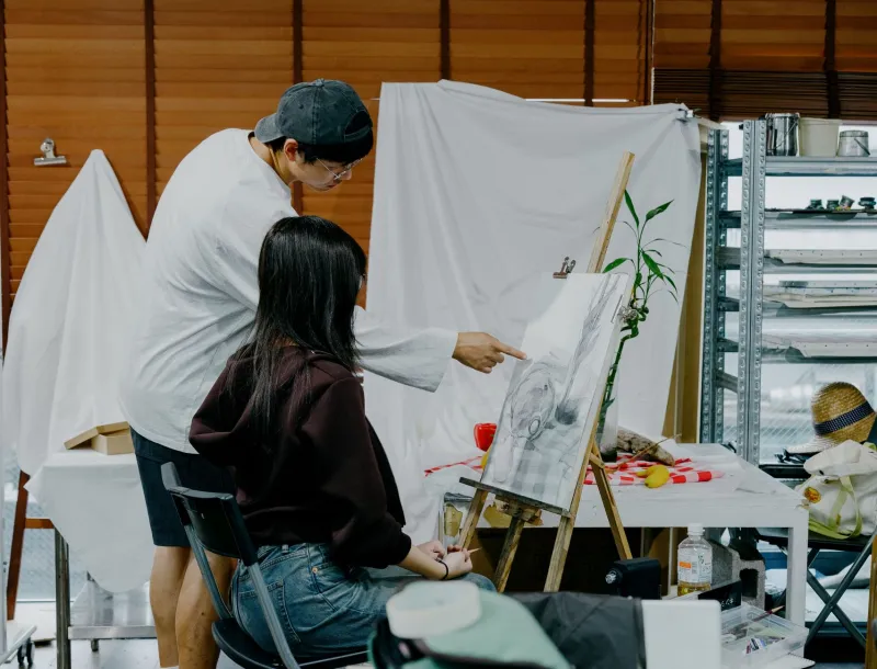 A saudade que vira obra: como artistas brasileiros transformam Tóquio e Buenos Aires em combustível criativo