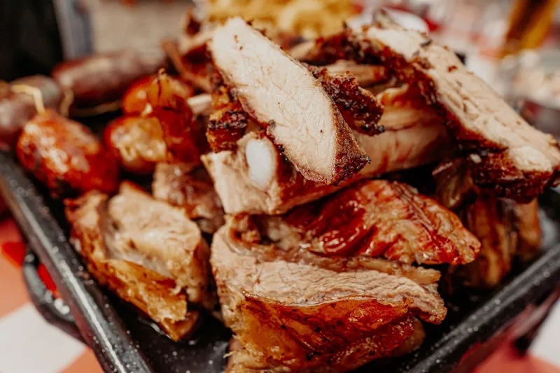 Uma tigela de ramen e um espeto de churrasco: o que a comida de rua nos conta sobre Tóquio e Buenos Aires
