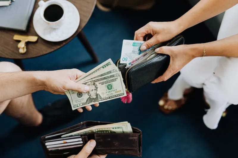 Iene, peso e real: como não se perder (nem se arruinar) entre as moedas de Tóquio e Buenos Aires
