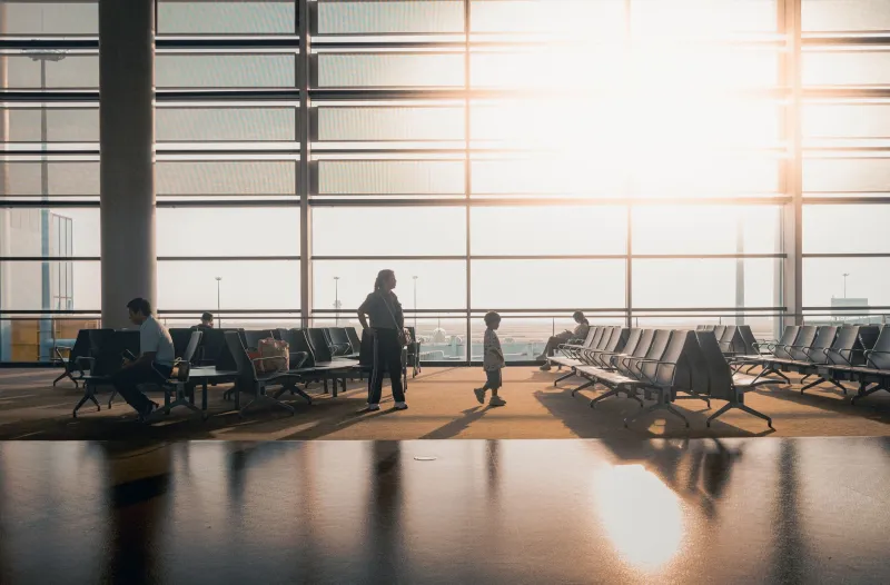 13 fusos e uma tempestade por dentro: o que o jet lag faz com a sua cabeça (e como sobreviver a ele)