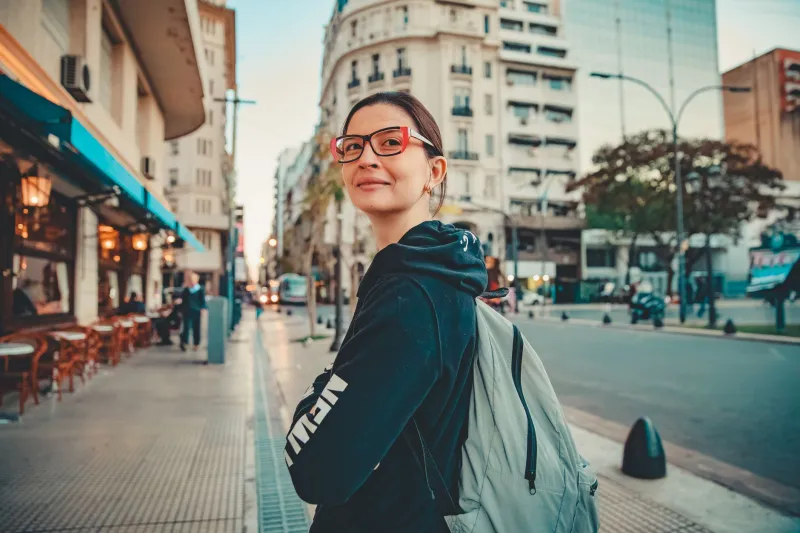 Cidade afora e por conta própria: o que é ser mulher viajante solo em Tóquio e Buenos Aires