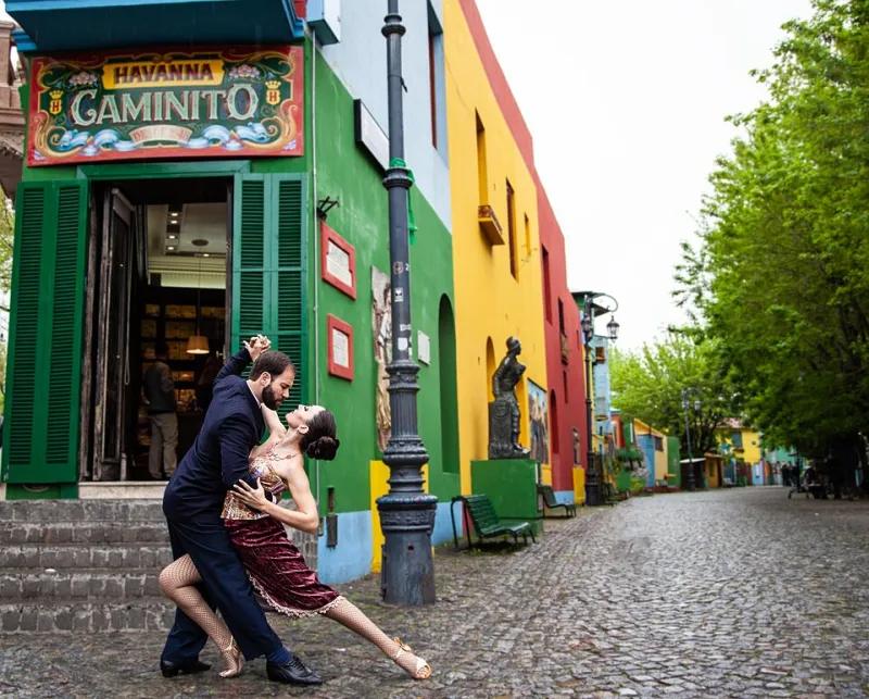 Quando o corpo dança, a cidade fala: movimento e identidade em Tóquio e Buenos Aires