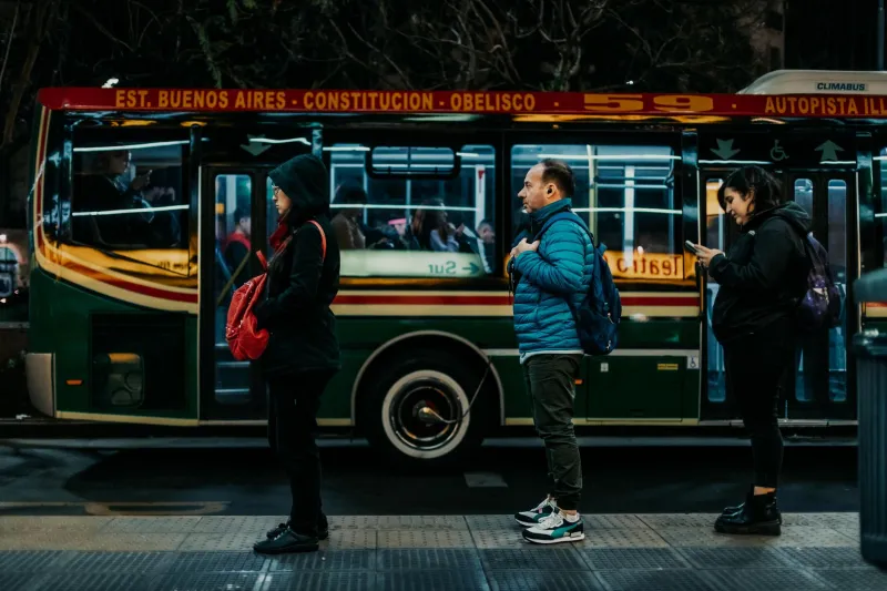 De madrugada e sem pânico: o guia definitivo para se locomover à noite em Tóquio e Buenos Aires